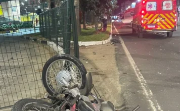 Motociclista fica ferido em acidente no Centro de Criciúma Motocicleta caída após acidente de trânsito na Avenida Centenário, no Centro de Criciúma, com ambulância dos Bombeiros no local