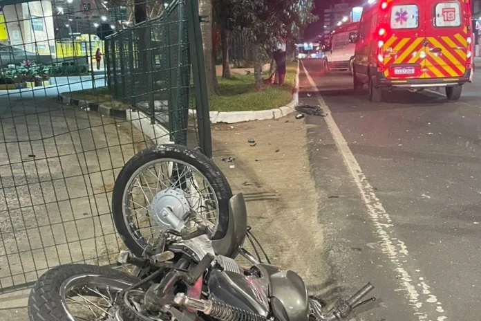 Motociclista fica ferido em acidente no Centro de Criciúma Motocicleta caída após acidente de trânsito na Avenida Centenário, no Centro de Criciúma, com ambulância dos Bombeiros no local