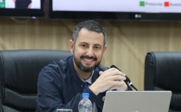 Neto Uggioni assume Prefeitura de Criciúma por 10 dias Neto Uggioni, presidente da Câmara de Vereadores de Criciúma, durante sessão no Legislativo antes de assumir a Prefeitura por 10 dias
