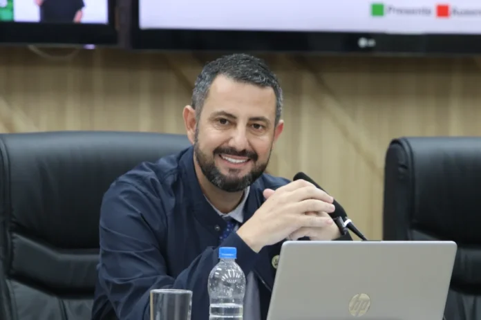 Neto Uggioni assume Prefeitura de Criciúma por 10 dias Neto Uggioni, presidente da Câmara de Vereadores de Criciúma, durante sessão no Legislativo antes de assumir a Prefeitura por 10 dias