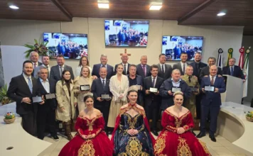 Nova Veneza entrega títulos a lideranças em sessão solene Homenageados recebem Títulos de Cidadão Honorário durante sessão solene na Câmara de Vereadores de Nova Veneza, com autoridades e representantes da Festa da Gastronomia Típica Italiana.