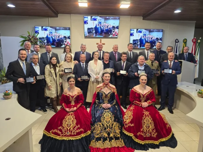 Nova Veneza entrega títulos a lideranças em sessão solene Homenageados recebem Títulos de Cidadão Honorário durante sessão solene na Câmara de Vereadores de Nova Veneza, com autoridades e representantes da Festa da Gastronomia Típica Italiana.