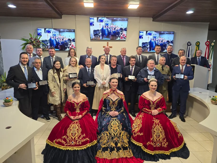 Nova Veneza entrega títulos a lideranças em sessão solene Homenageados recebem Títulos de Cidadão Honorário durante sessão solene na Câmara de Vereadores de Nova Veneza, com autoridades e representantes da Festa da Gastronomia Típica Italiana.