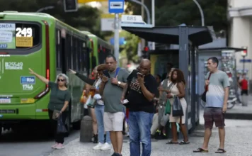 Nova lei muda financiamento do transporte no Brasil Passageiros aguardam ônibus em ponto de transporte público no Rio de Janeiro após sanção do Marco Legal do Transporte Público Coletivo