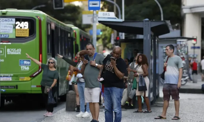 Nova lei muda financiamento do transporte no Brasil Passageiros aguardam ônibus em ponto de transporte público no Rio de Janeiro após sanção do Marco Legal do Transporte Público Coletivo