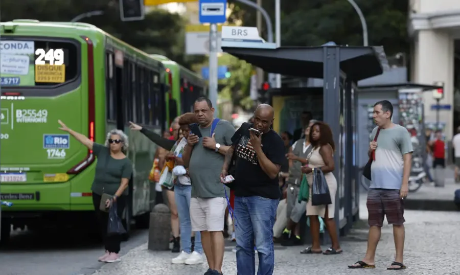 Nova lei muda financiamento do transporte no Brasil Passageiros aguardam ônibus em ponto de transporte público no Rio de Janeiro após sanção do Marco Legal do Transporte Público Coletivo