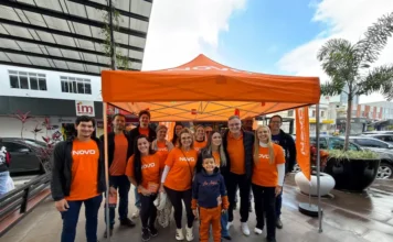 Novo promove encontro aberto com moradores em Turvo Integrantes do Partido Novo participam de ação aberta com a comunidade em Araranguá, em tenda laranja no Centro da cidade.