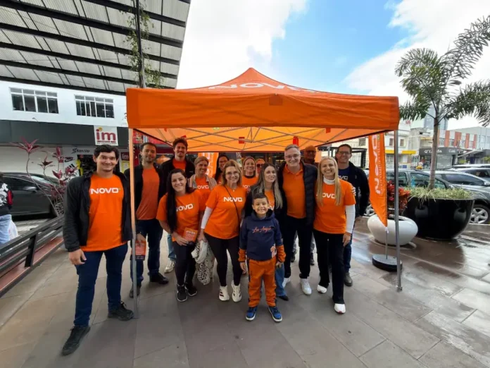 Novo promove encontro aberto com moradores em Turvo Integrantes do Partido Novo participam de ação aberta com a comunidade em Araranguá, em tenda laranja no Centro da cidade.