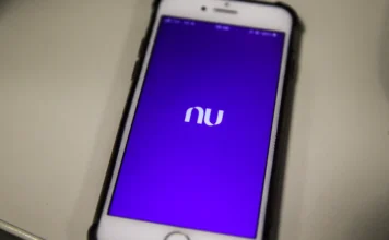 Nubank atribui alerta de liquidação a erro interno Aplicativo do Nubank aberto em smartphone, relacionado a alerta de liquidação extrajudicial atribuído a erro interno do banco.