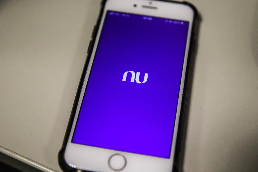 Nubank atribui alerta de liquidação a erro interno Aplicativo do Nubank aberto em smartphone, relacionado a alerta de liquidação extrajudicial atribuído a erro interno do banco.