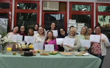 Oficina de velas da Unesc forma nova turma em Criciúma Participantes da Oficina de Velas Artesanais da Unesc exibem certificados durante encerramento de turma em Criciúma, com velas e produtos artesanais sobre a mesa.
