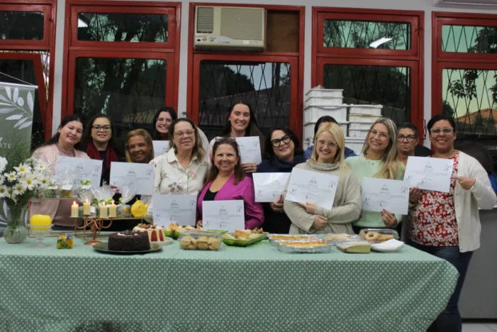 Oficina de velas da Unesc forma nova turma em Criciúma Participantes da Oficina de Velas Artesanais da Unesc exibem certificados durante encerramento de turma em Criciúma, com velas e produtos artesanais sobre a mesa.