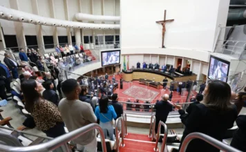 Pastores recebem homenagem em sessão especial da Alesc Sessão Especial da Alesc homenageia pastores e líderes religiosos no Plenário Osni Régis, em Florianópolis