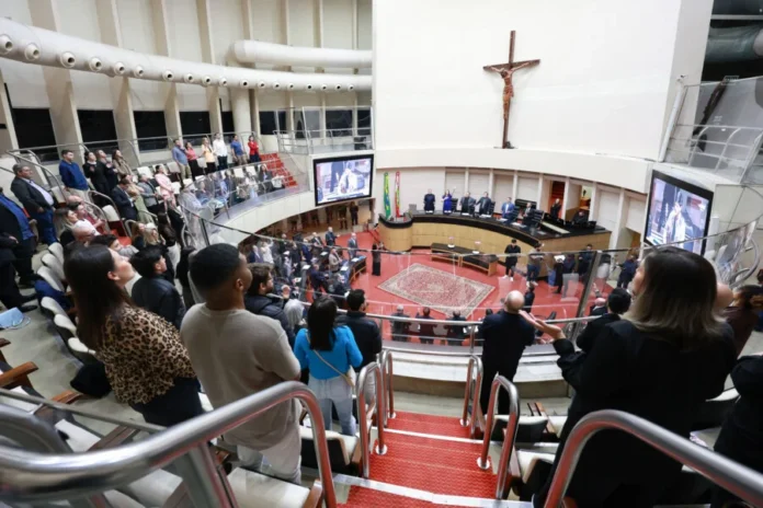 Pastores recebem homenagem em sessão especial da Alesc Sessão Especial da Alesc homenageia pastores e líderes religiosos no Plenário Osni Régis, em Florianópolis