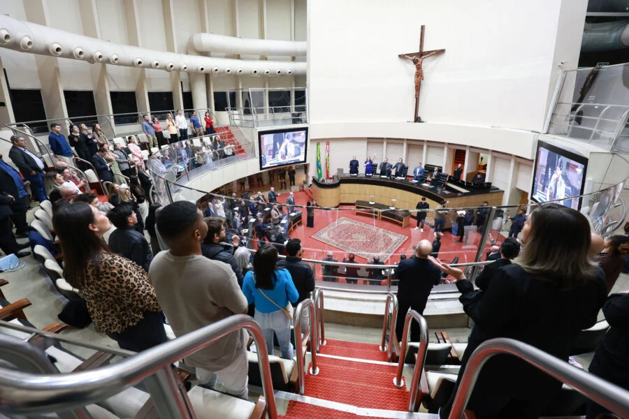 Pastores recebem homenagem em sessão especial da Alesc Sessão Especial da Alesc homenageia pastores e líderes religiosos no Plenário Osni Régis, em Florianópolis
