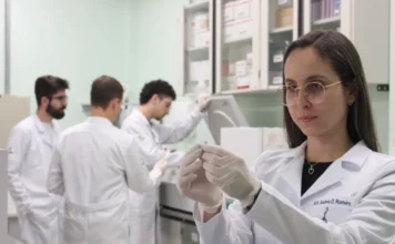 Pesquisa da Unesc revela alerta sobre idosos em Criciúma Pesquisadora da Unesc em laboratório durante estudo sobre saúde, envelhecimento e qualidade de vida dos idosos em Criciúma