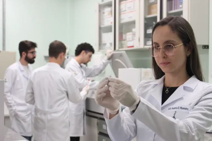 Pesquisa da Unesc revela alerta sobre idosos em Criciúma Pesquisadora da Unesc em laboratório durante estudo sobre saúde, envelhecimento e qualidade de vida dos idosos em Criciúma