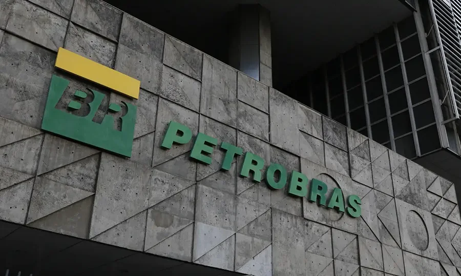 Fachada da Petrobras em prédio institucional; estatal anunciou redução no preço do diesel A para distribuidoras no Brasil.