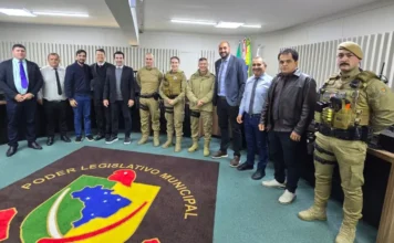 Policiais que salvaram mulher recebem homenagem em Sombrio Policiais militares homenageados pela Câmara de Vereadores de Sombrio após salvamento de mulher em risco de vida