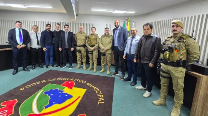 Policiais que salvaram mulher recebem homenagem em Sombrio Policiais militares homenageados pela Câmara de Vereadores de Sombrio após salvamento de mulher em risco de vida