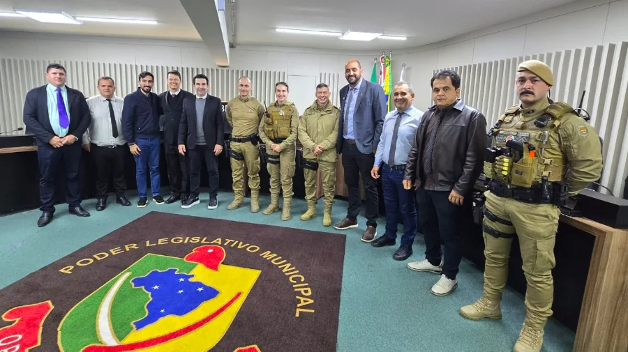 Policiais que salvaram mulher recebem homenagem em Sombrio Policiais militares homenageados pela Câmara de Vereadores de Sombrio após salvamento de mulher em risco de vida