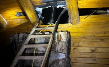 Princípio de incêndio atinge chalé em Nova Veneza Danos causados por princípio de incêndio em chalé de madeira em Nova Veneza, com área da chaminé atingida pelo fogo