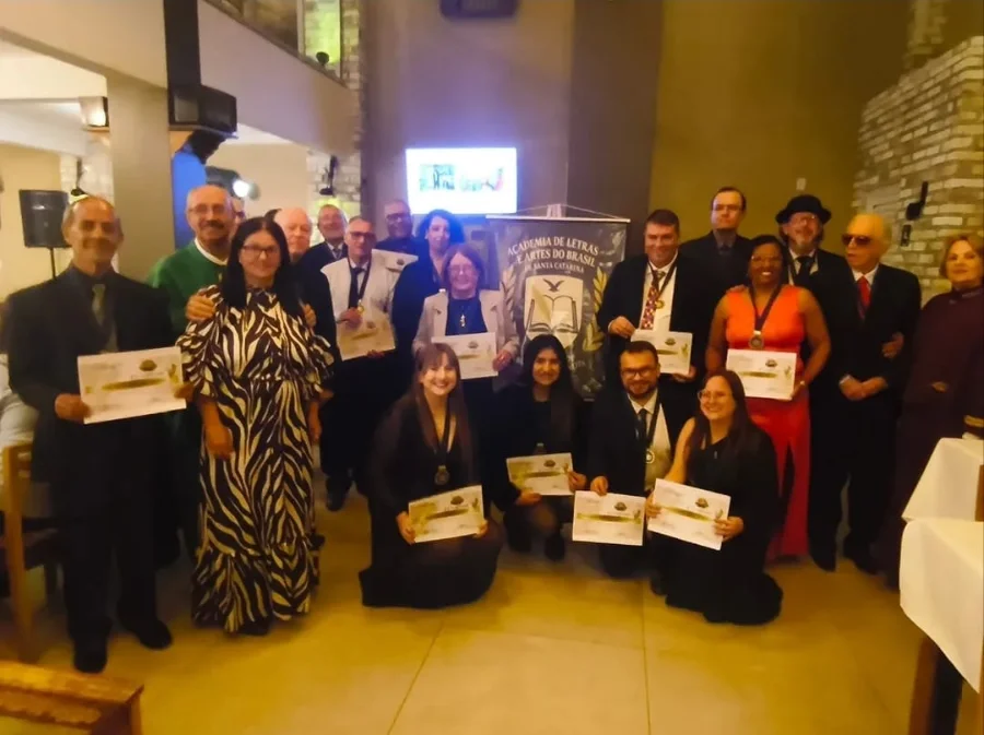 Professor autista é imortalizado em academia de letras Integrantes da Academia de Letras Gaivotense e Artes exibem certificados durante posse da ALGA em Balneário Gaivota, com destaque para inclusão cultural e professor autista imortalizado.