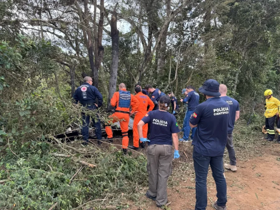 Queda de balão em Praia Grande completa um ano Equipes do CBMSC, Polícia Científica e forças de segurança atuam em área de mata após queda de balão em Praia Grande, no Sul de SC.