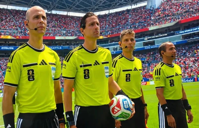 Ramon Abatti Abel estreia na Copa do Mundo 2026 Ramon Abatti Abel e equipe de arbitragem entram em campo na Copa do Mundo 2026 antes da partida entre Bélgica e Egito, em Seattle