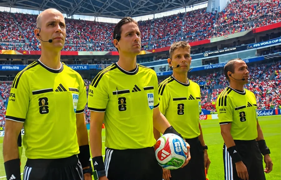 Ramon Abatti Abel estreia na Copa do Mundo 2026 Ramon Abatti Abel e equipe de arbitragem entram em campo na Copa do Mundo 2026 antes da partida entre Bélgica e Egito, em Seattle