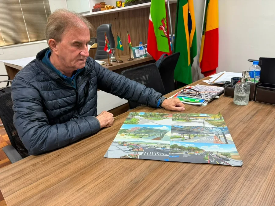 Prefeito de Turvo analisa projeto de revitalização do Centro, que prevê obras na Praça Frei Paulo, Rua Coberta e vias centrais.