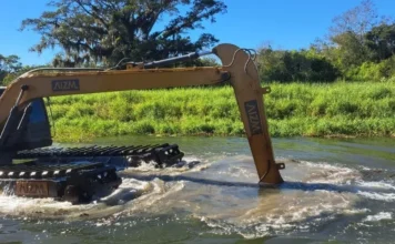Rio dos Porcos passa por limpeza preventiva em Araranguá Máquina escavadeira realiza limpeza e desassoreamento no Rio dos Porcos, em Araranguá, durante ação preventiva da Defesa Civil contra alagamentos.