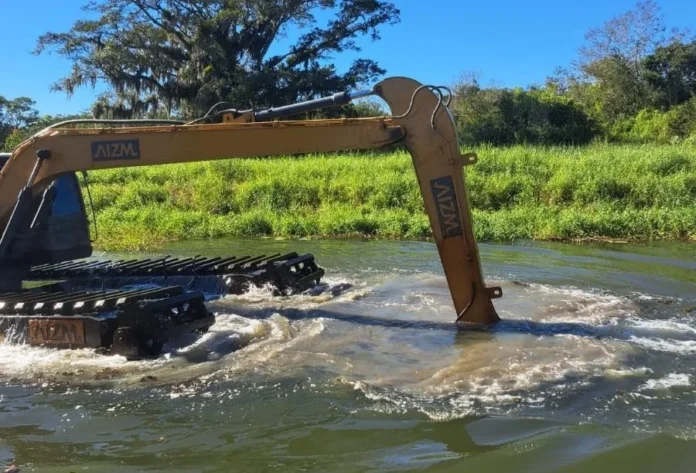 Rio dos Porcos passa por limpeza preventiva em Araranguá Máquina escavadeira realiza limpeza e desassoreamento no Rio dos Porcos, em Araranguá, durante ação preventiva da Defesa Civil contra alagamentos.