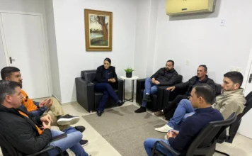 Rodovia entre Araranguá e Meleiro terá pedido à Defesa Civil Reunião na Câmara de Vereadores de Araranguá discute melhorias na rodovia entre Araranguá e Meleiro para reduzir alagamentos em dias de chuva.