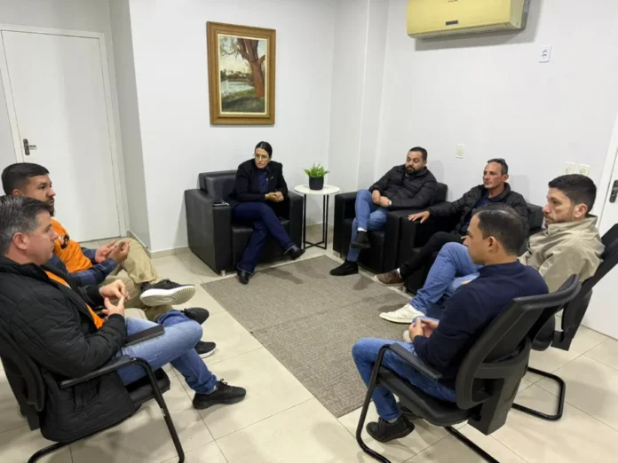 Rodovia entre Araranguá e Meleiro terá pedido à Defesa Civil Reunião na Câmara de Vereadores de Araranguá discute melhorias na rodovia entre Araranguá e Meleiro para reduzir alagamentos em dias de chuva.
