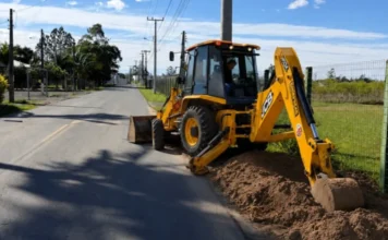 SAMAE avança em obra de água no Loteamento Alliance Retroescavadeira do SAMAE executa obra de ampliação da rede de abastecimento de água no Loteamento Alliance, em Araranguá
