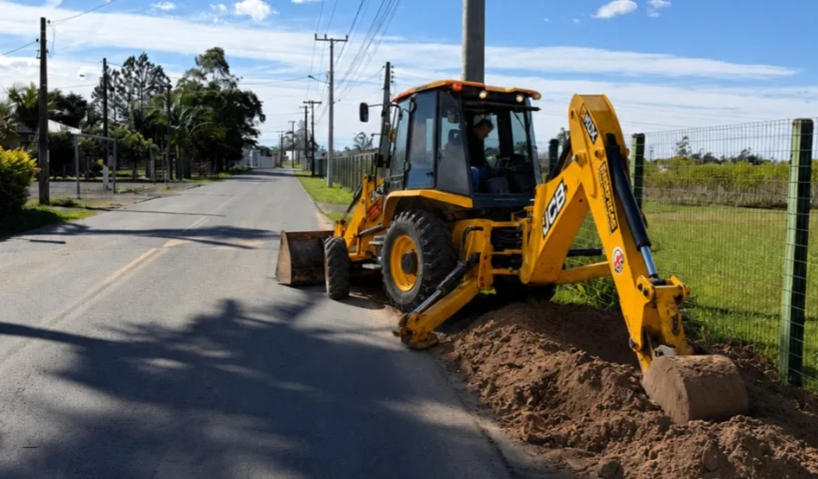 SAMAE avança em obra de água no Loteamento Alliance Retroescavadeira do SAMAE executa obra de ampliação da rede de abastecimento de água no Loteamento Alliance, em Araranguá