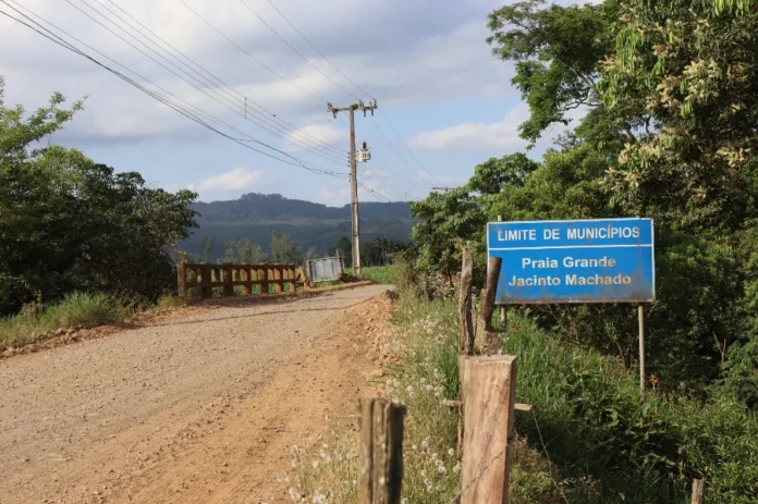 SC-108 terá R$ 81 milhões para concluir ligação regional Trecho não pavimentado da SC-108 entre Praia Grande e Jacinto Machado, no Extremo Sul de Santa Catarina