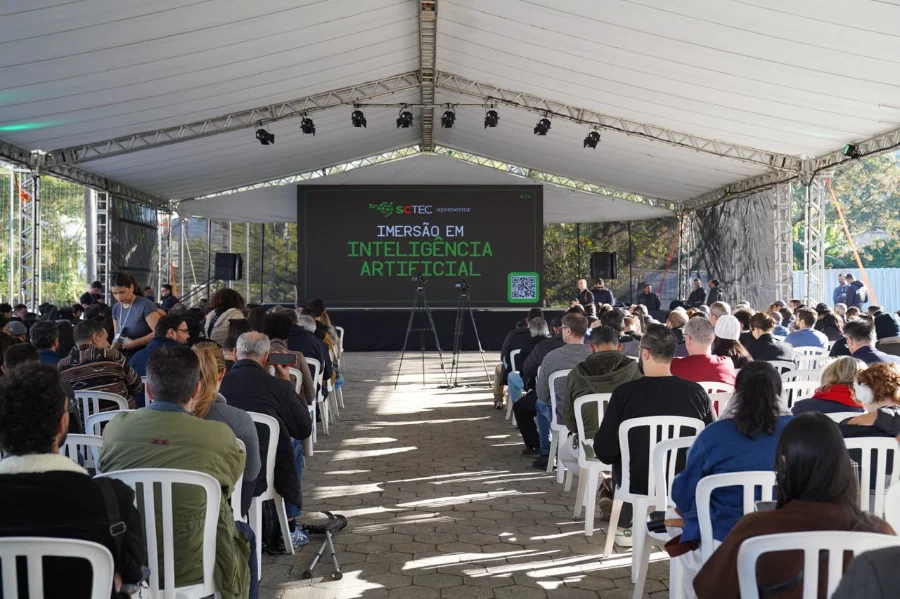 Participantes acompanham imersão do SCTEC sobre inteligência artificial em Santa Catarina, com programação gratuita de tecnologia e qualificação profissional