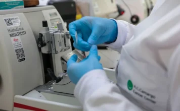 SUS terá novo tratamento para leucemia aguda em adultos Profissional de saúde analisa amostras em laboratório durante pesquisa relacionada ao tratamento de leucemia mieloide aguda no SUS