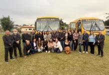 Santa Rosa do Sul amplia frota de transporte escolar Autoridades e servidores de Santa Rosa do Sul posam em frente a novos ônibus escolares entregues para reforçar a frota municipal de transporte de estudantes.