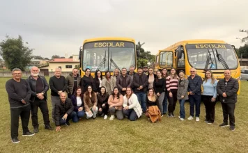 Santa Rosa do Sul amplia frota de transporte escolar Autoridades e servidores de Santa Rosa do Sul posam em frente a novos ônibus escolares entregues para reforçar a frota municipal de transporte de estudantes.