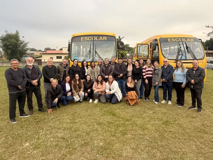 Santa Rosa do Sul amplia frota de transporte escolar Autoridades e servidores de Santa Rosa do Sul posam em frente a novos ônibus escolares entregues para reforçar a frota municipal de transporte de estudantes.