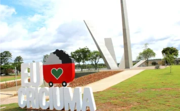 Serviços de Criciúma mudam no feriado de Corpus Christi Letreiro Eu Amo Criciúma no Parque das Nações, em matéria sobre mudanças nos serviços públicos no feriado de Corpus Christi