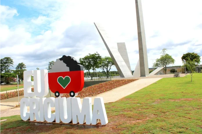 Serviços de Criciúma mudam no feriado de Corpus Christi Letreiro Eu Amo Criciúma no Parque das Nações, em matéria sobre mudanças nos serviços públicos no feriado de Corpus Christi