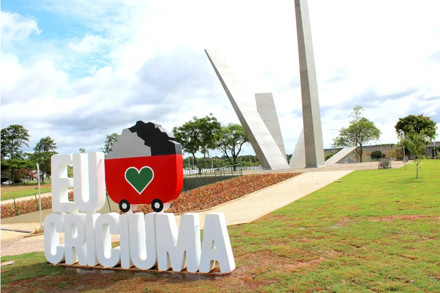 Serviços de Criciúma mudam no feriado de Corpus Christi Letreiro Eu Amo Criciúma no Parque das Nações, em matéria sobre mudanças nos serviços públicos no feriado de Corpus Christi