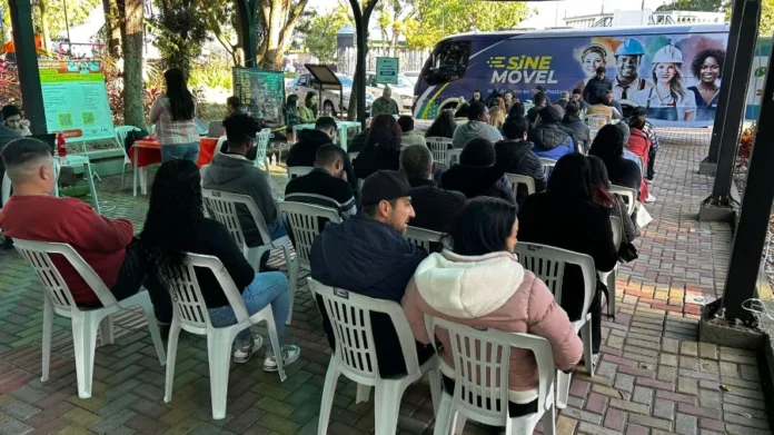Sine Móvel faz 905 encaminhamentos em Araranguá Sine Móvel atende trabalhadores na Praça Hercílio Luz em Araranguá durante ação com encaminhamentos para vagas de emprego