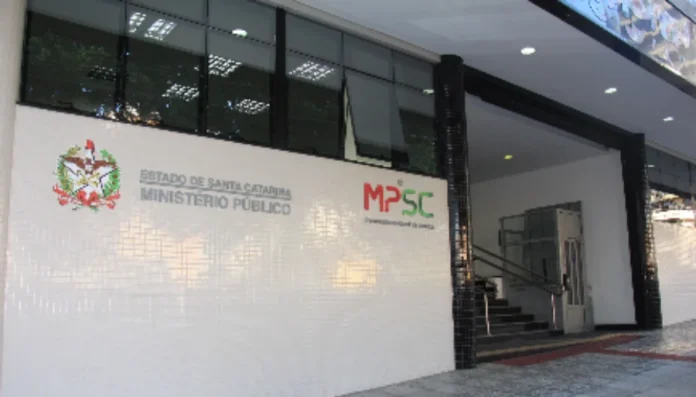 Sombrio é alvo do MPSC por espera na fisioterapia Fachada do Ministério Público de Santa Catarina, MPSC, relacionada à ação contra Sombrio por fila de espera na fisioterapia pelo SUS.