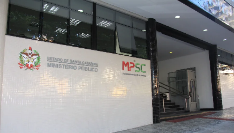 Sombrio é alvo do MPSC por espera na fisioterapia Fachada do Ministério Público de Santa Catarina, MPSC, relacionada à ação contra Sombrio por fila de espera na fisioterapia pelo SUS.