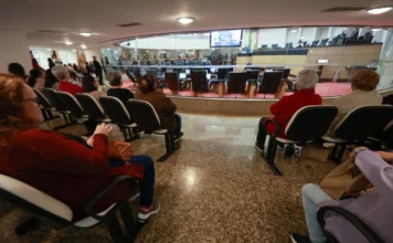 Subestação de Araranguá volta ao debate na Alesc Público acompanha sessão plenária da Alesc em Florianópolis, onde deputados debateram subestação de energia em Araranguá, SC-108, adoção prioritária e pesca da tainha.
